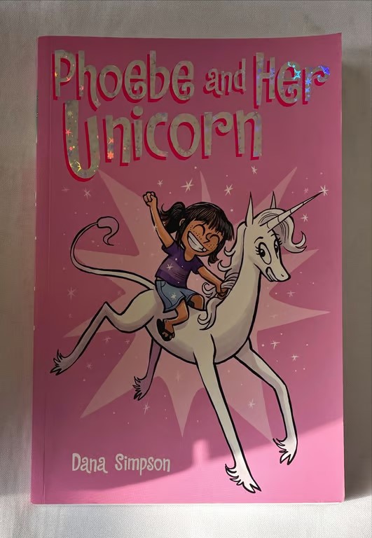 <a href="https://www.touchelivros.com.br/livro/phoebe-and-her-unicorn/">Phoebe and Her Unicorn - Dana Simpson</a>