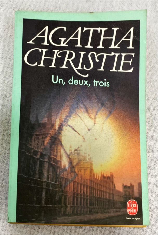 <a href="https://www.touchelivros.com.br/livro/un-deux-trois/">Un, Deux, Trois - Agatha Christie</a>