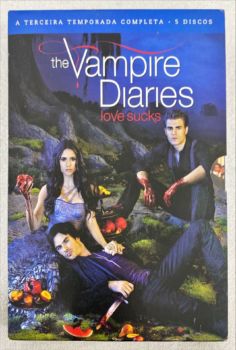 <a href="https://www.touchelivros.com.br/livro/dvd-the-vampire-diares-love-sucks-3-temporada-5-discos/">DVD The Vampire Diares – Love Sucks – 3° Temporada (5 Discos)</a>