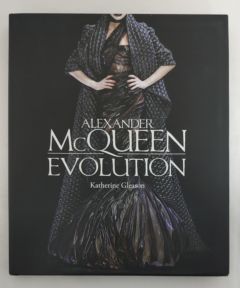 <a href="https://www.touchelivros.com.br/livro/alexander-mcqueen-evolution/">Alexander McQueen: Evolution - Katherine Gleason</a>